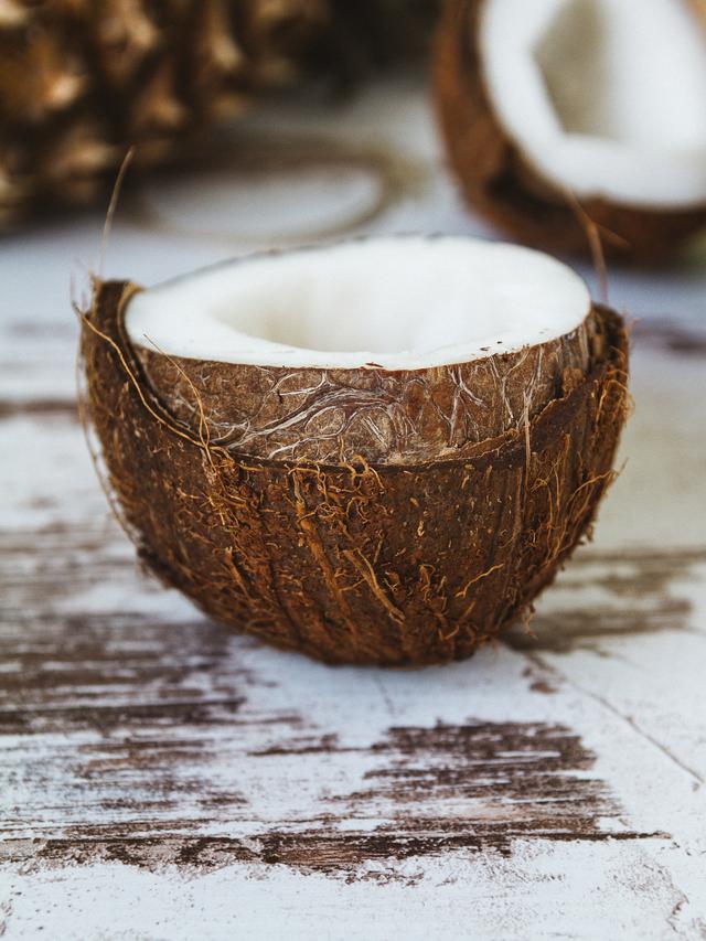 ilustrasi santan kelapa untuk mengatasi bulu mata rontok/pexels