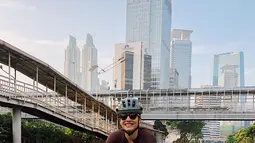 Perempuan berusia 28 tahun ini kerap meluangkan waktu di pagi hari untuk bersepeda di jalanan Jakarta. Keseruan bersepeda dari Pevita Pearce ini diabadikannya di Instagram. Banyak netizen terpukau dengan gaya Pevita saat bersepeda. (Liputan6.com/IG/@pevpearce)