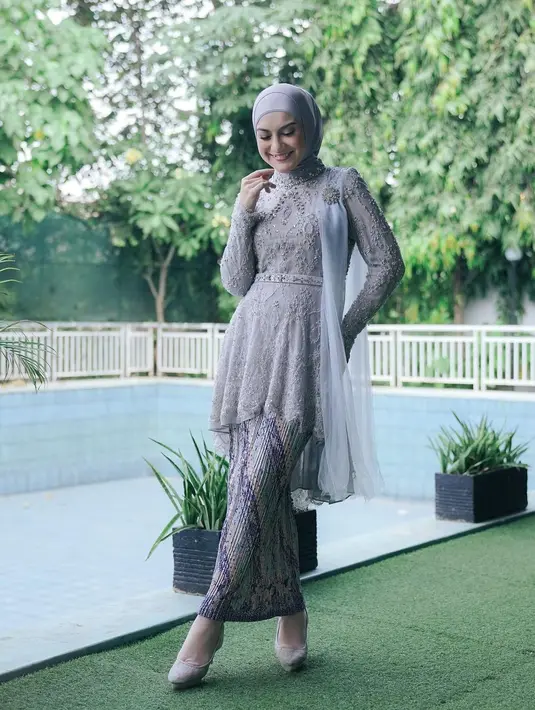 Pada foto ini, netizen salah fokus dengan Irish Bella yang langsing meski sudah menjadi ibu dua anak. Kembalinya Irish Bella ke layar kaca disambut antusias oleh penggemar. Tak heran jika netizen sangat menantikan setiap episode sinetron Saleha. Anak-anaknya sudah semakin besar, Irish Bella yang mantap kembali berkarya mendapat banyak dukungan dari para penggemarnya. (Liputan6.com/IG/@_irishbella_)