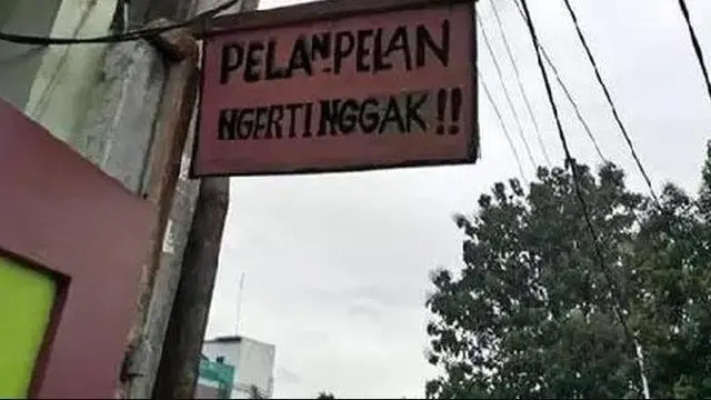 9 Potret Himbauan Pelan-Pelan di Jalan Ini Bikin Geleng Kepala