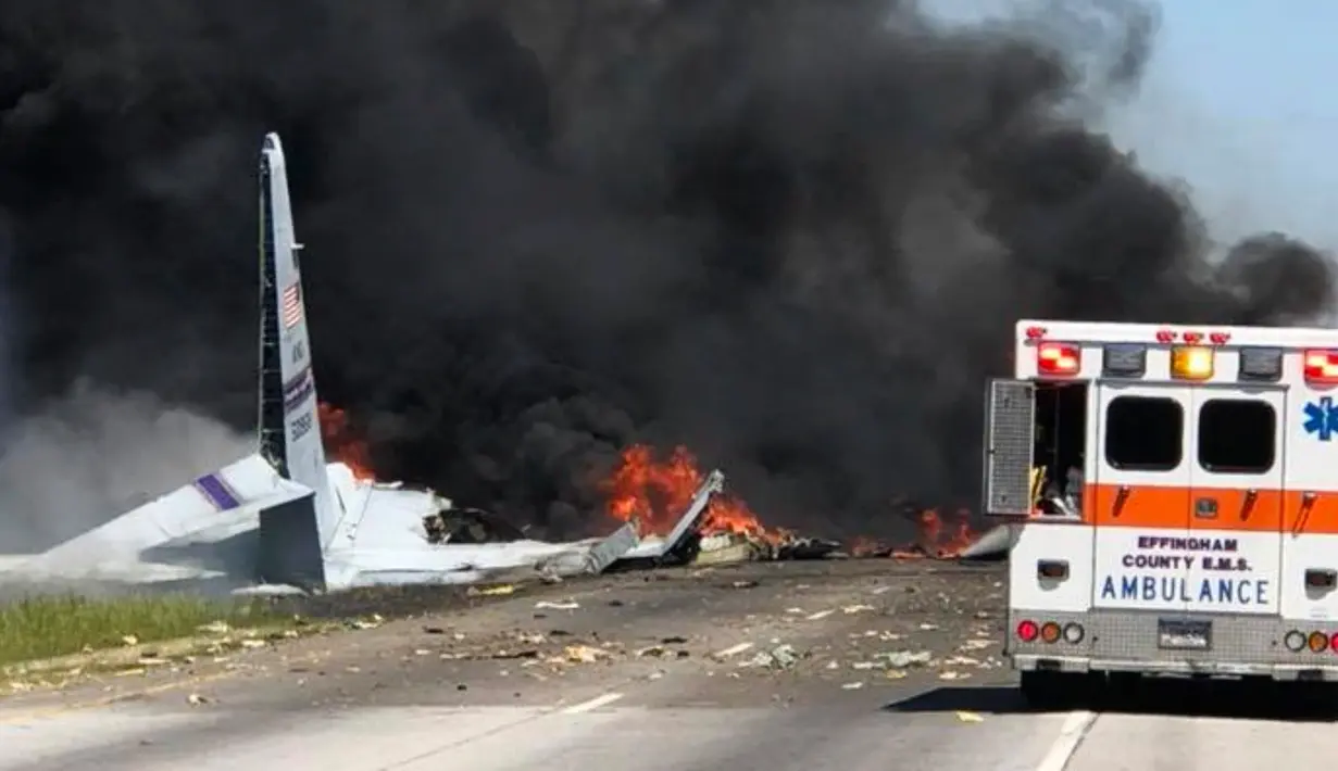 Mobil ambulans berada dekat lokasi jatuhnya sebuah pesawat kargo militer Amerika Serikat di jalan raya dekat bandara Savannah, Georgia, Rabu (2/5). Pesawat C-130 Hercules tersebut jatuh lalu meledak menimbulkan bola api yang besar. (James Lavine via AP)