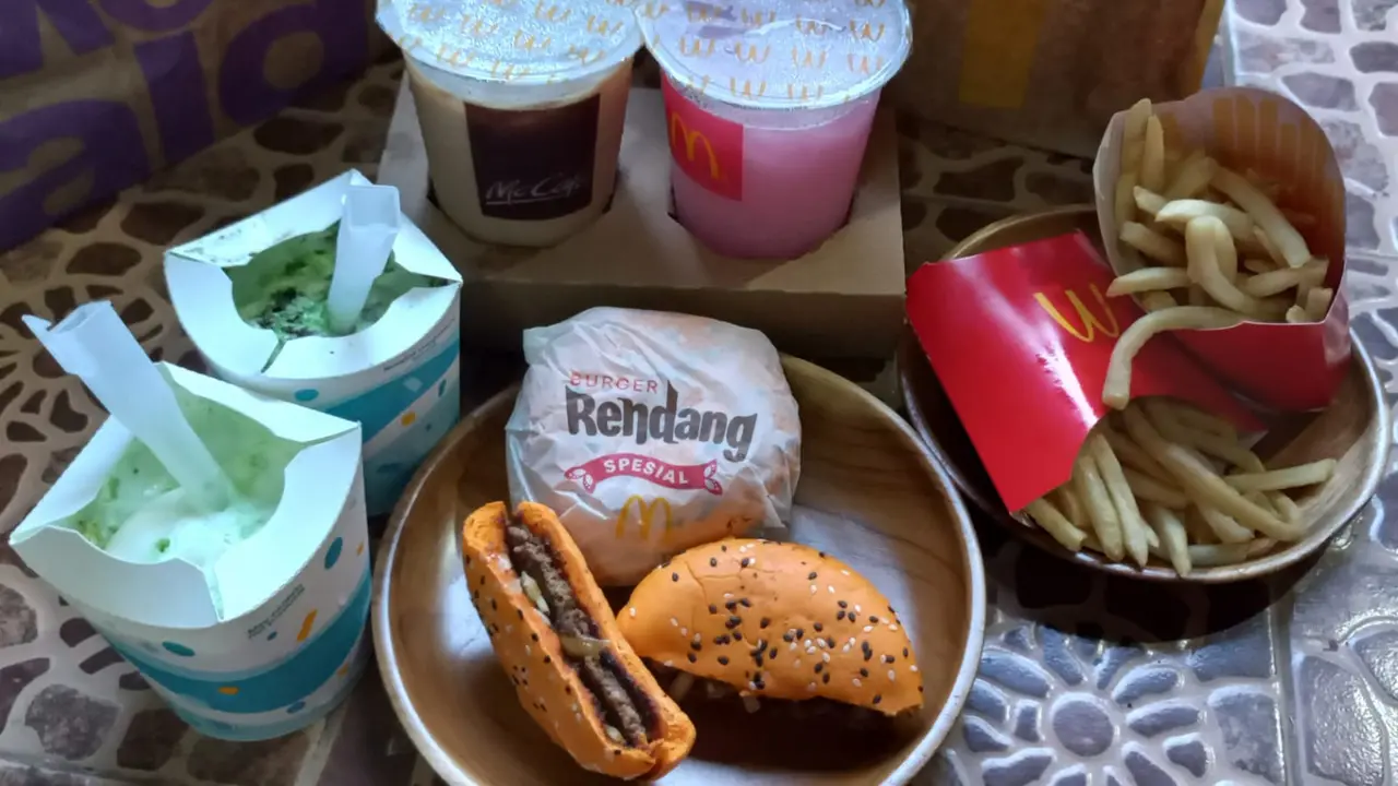 Rayakan HUT RI ke-76 dengan Mencicipi Menu Burger Rendang, Es Krim Putu Ayu, hingga Kopi Kelapa