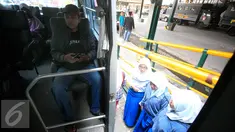 Pejalan kaki saat akan menaiki bus shelter yang melintasi Jl. Malioboro, Yogyakarta, Selasa (5/4). Bus digunakan untuk mengangkut pejalan kaki yang memarkir kendaraan di Taman Parkir Abu Bakar Ali.  (Liputan6.com/Boy Harjanto)