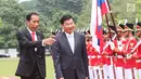 Presiden Joko Widodo (Jokowi) mendampingi PM Republik Demokratik Rakyat, Laos Thongloun Sisoulith melakukan pemeriksaan pasukan kehormatan pada upacara kenegaraan di Istana Kepresidenan Bogor, Jawa Barat, Kamis (12/10). (Liputan6.com/Angga Yuniar)