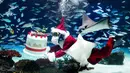 Sinterklas juga terlihat membawa kue bertuliskan Merry Christmas. (Kazuhiro NOGI/AFP)