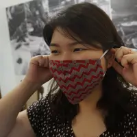 Masker batik menjadi alternatif pilihan di tengah kian langka produk maske di pasaran.(Liputan6.com/Fajar Abrori)