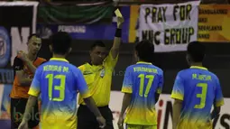 Wasit memberikan kartu kuning kepada pemain WPK MBU, Kurniawan, karena melanggar pemain IPC Pelindo dalam laga Seri III Grup B Wilayah Timur Pro Futsal League 2016 di GOR 17 Desember, Mataram, NTB, Sabtu (12/3/2016). Bola.com/Arief Bagus)