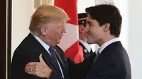 Presiden Amerika Serikat (AS), Donald Trump menyambut kedatangan PM Kanada, Justin Trudeau di Gedung Putih, Washington, Senin (13/2). Tiba di Gedung Putih, sang PM Kanada langsung disambut oleh Trump dengan salam yang hangat. (MANDEL NGAN/AFP)