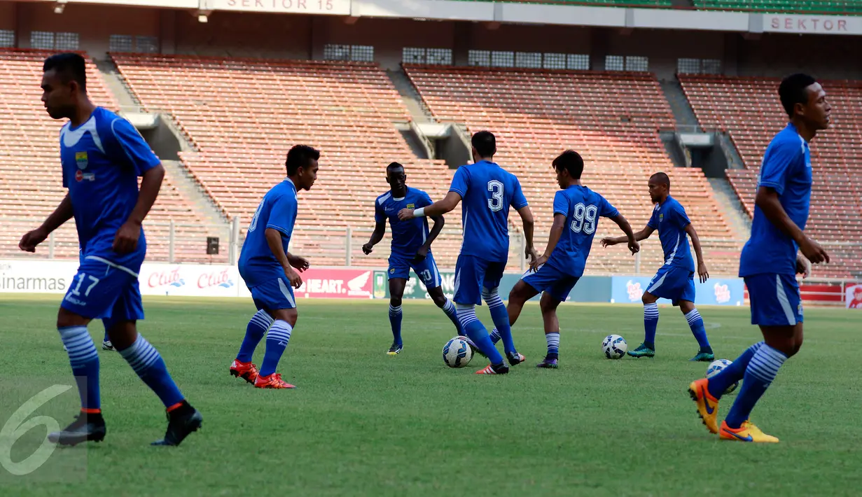 Sejumlah Pemain Persib serius berlatih untuk melwan Sriwaijaya FC pada laga final Piala Presiden di Stadion GBK, Senayan, Jakarta, Sabtu (17/10/2015). Persib akan melawan Sriwijaya FC pada laga final 18 oktober. (Liputan6.com/Yoppy Renato) 