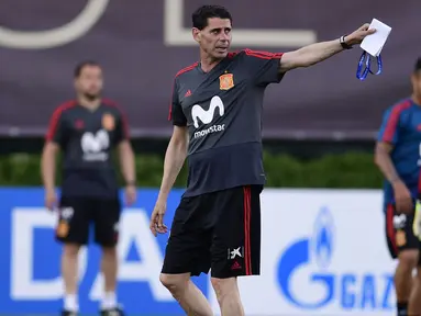 Pelatih baru Spanyol, Fernando Hierro, memberikan instruksi saat latihan perdananya di Krasnodar Academy, Krasnodar, Selasa (13/6/2018). Legenda Real Madrid ini ditunjuk menggantikan Julen Lopetegui. (AFP/Pierre-Philippe Marcou)