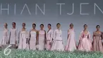 Sejumlah model membawakan busana rancangan Hian Tje di acara IPMI Trend show 2016, Di Senayan City, Jakarta, Selasa  (1/12). Perancang Hian Tje  menghadirkan busana-busana feminin dan cantik berwarna pink. (Liputan6.com/Herman Zakharia)