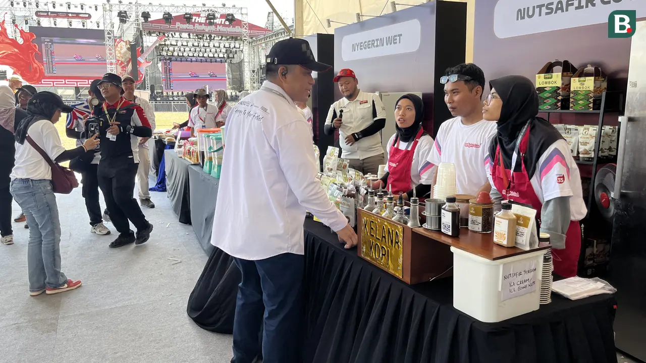 Direktur Utama Pertamina, Simon Aloysius Mantiri, mencicipi jajanan khas Lombok dan membeli sejumlah produk UMKM di Sirkuit Mandalika