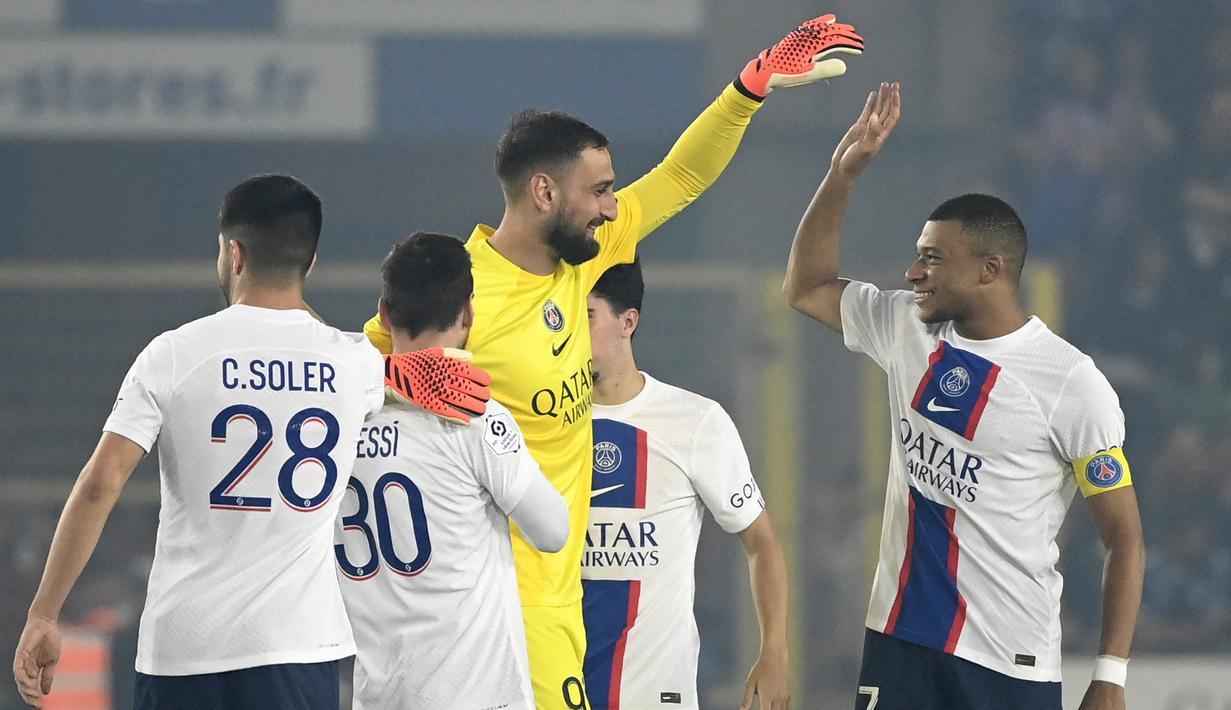Para pemain PSG, (dari kanan) Kylian Mbappe, Gianluigi Donnarumma dan Lionel Messi merayakan kemenangan 2-1 atas Strasbourg setelah berakhirnya laga pekan ke-37 Liga Prancis 2022/2023 di Stade de la Meinau, Strasbourg, Prancis (27/5/2023). Bermain imbang 1-1, PSG memastikan merebut gelar juara Liga Prancis 2022/2023. (AFP/Patrick Hertzog)