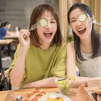 Ilustrasi sahabat yang sedang makan di sebuah restoran. (Tomwang/Depositphotos.com)