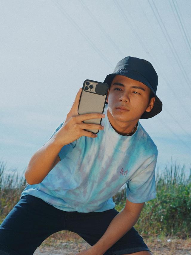 6 Gaya Brandon De Angelo IMB saat Pakai Bucket Hat, Tampil Stylish