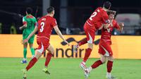 Pemain Timnas Indonesia, Ole Romeny (kanan) melakukan selebrasi setelah mencetak assist untuk gol Beckham Putra ke gawang St Kitts and Nevis dalam laga semifinal FIFA Series 2026 di Stadion Utama Gelora Bung Karno (SUGBK), Senayan, Jakarta, Jumat (27/03/2026). (Bola.com/M Iqbal Ichsan)