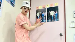 Kaus berwarna peach yang digunakan oleh Kang Seung Yoon Winner ini membuatnya terlihat begitu cerah. Artis yang berada di bawah naungan YG Entertainment ini juga memadukannya dengan kacamata serta bucket hat berwarna putih. (Liputan6.com/IG/@w_n_r00)