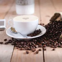 ilustrasi makanan dan minuman penyebab plak gigi/Mike Kenneally/unsplash