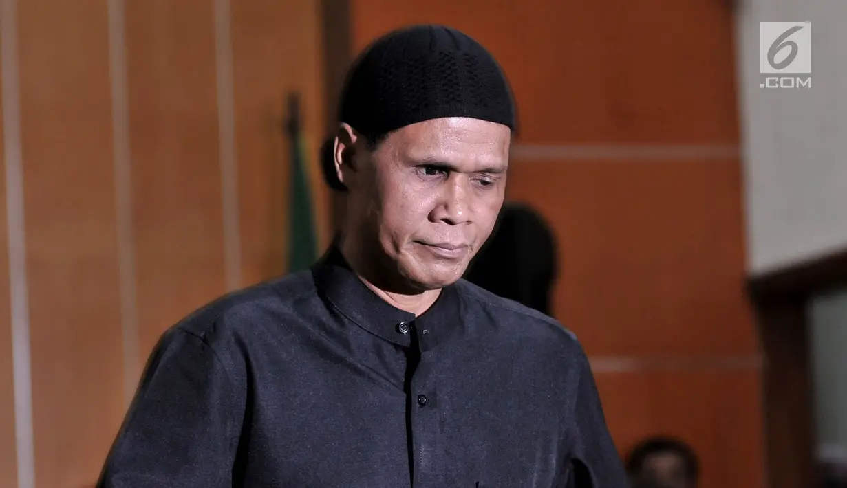 Ekspresi terdakwa Hercules Rosario Marshal usai menjalani sidang vonis di PN Jakarta Barat, Rabu (27/3). Majelis Hakim PN Barat memvonis Hercules 8 bulan penjara terkait kasus penguasaan lahan milik PT Nila Alam. (merdeka.com/Iqbal S. Nugroho)