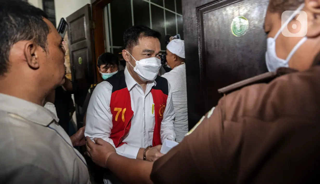 Terdakwa kasus obstruction of justice atau upaya untuk menghalang-halangi suatu proses hukum pada kasus pembunuhan Brigadir Nofriansyah Yosua Hutabarat atau Brigadir J, Arif Rahman Arifin bersiap untuk menjalani sidang lanjutan dengan agenda pembacaan tuntutan oleh Jaksa Penuntut Umum (JPU) di Pengadilan Negeri (PN) Jakarta Selatan, Jumat (27/1/2023). Mantan Wakaden B Biropaminal Divpropam Polri tersebut dituntut 1 tahun penjara dan denda Rp 10 juta subsider 3 bulan kurungan. (Liputan6.com/Johan Tallo)