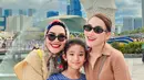 Keluarga Ayu Ting Ting saat ini tengah menikmati liburan di Singapura. [Instagram @ayutingting92]