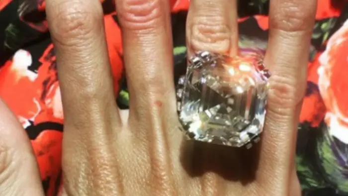 Cincin pertunangan Ksenia dan Shapovalov yang berhiaskan berlian 70 karat. (Instagram @ksenia_tsaritsina)