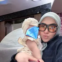 Tak terasa, waktu berlalu begitu cepat. Princess R, buah hati dari pasangan selebriti Syahrini dan Reino Barack, kini telah menginjak usia 5 bulan.