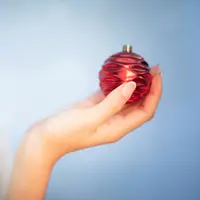 Tidak semua parfum punya daya tahan yang sama. Aroma-aroma ringan seperti citrus atau floral segar cenderung cepat menguap. Sebaliknya, parfum dengan karakter woody, musky, oriental, hingga white floral yang lebih berat biasanya jauh lebih awet. (foto/dok: freepik)