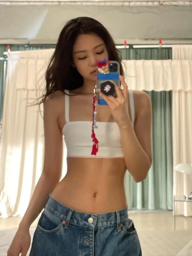 Intip Potret Jennie BLACKPINK Tampil Percaya Diri dengan Perut Rata, Rahasianya Rajin Pilates