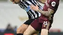 Pemain Newcastle United Jonjo Shelvey (kiri) berebut bola dengan pemain Leeds United Stuart Dallas pada pertandingan Liga Inggris di St. James Park, Newcastle, Inggris, Selasa (26/1/2021). Newcastle United menang 2-1 atas Leeds United. (Lyndsey Parnaby/Pool via AP)