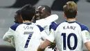 Para pemain Tottenham Hotspur merayakan gol yang dicetak oleh Moussa Sissoko ke gawang Brentford pada laga Piala Liga Inggris, di London, Rabu (06/01/2021). Spurs menang dengan skor 2-0. (Glyn Kirk/Pool via AP)