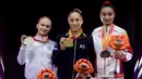 <p>Pesenam asal Rusia sekaligus peraih medali perak, Angelina Melnikova (kiri) berfoto bersama dengan pesenam Aljazair sekaligus peraih medali emas, Kaylia Nemour (tengah) dan pesenam China sekaligus peraih medali perunggu, Yang Fanyuwei saat podium aparatus putri nomor palang bertingkat Kejuaraan Dunia Gimnastik 2025 di Indonesia Arena, Senayan, Jakarta, Jumat (24/10/2025). (Bola.com/Bagaskara Lazuardi)</p>