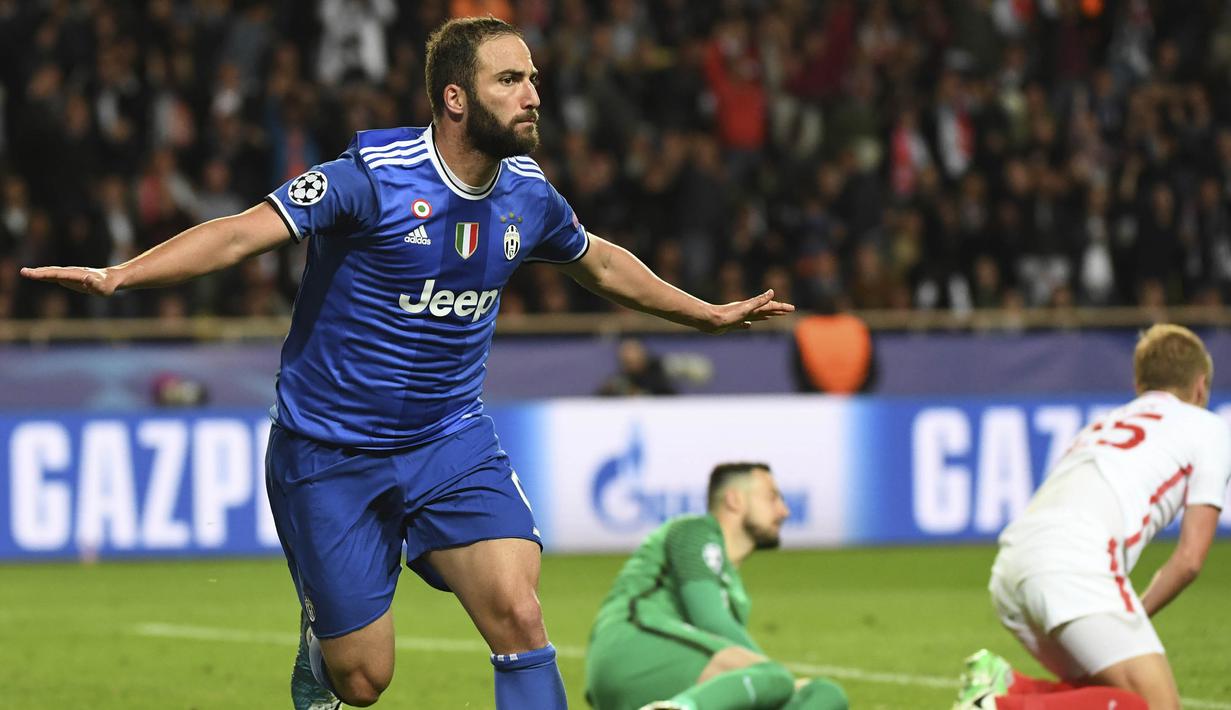 Striker Juventus, Gonzalo Higuain, merayakan gol yang dicetaknya ke gawang Monaco pada laga Liga Champions di Stadion Stade Louis II, Monaco, Rabu (3/5/2017). Monaco kalah 0-2 dari Juventus. (AFP/Pascal Guyot)