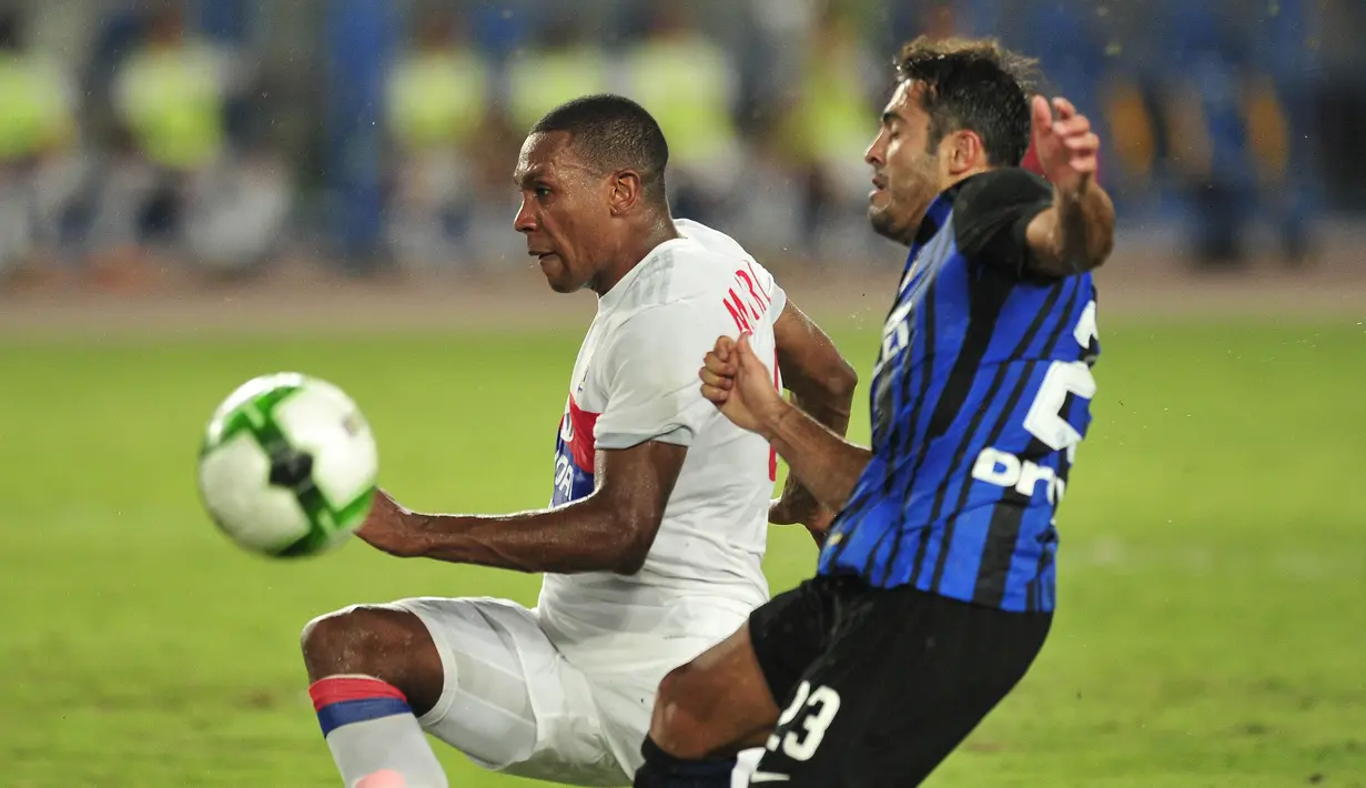 Bek Lyon, Marcelo Guedes, mengamankan bola dari striker Inter Milan, Eder,  pada laga International Champions Cup di Nanjing Olympic Sports Center, Jiangsu, Senin (24/7/2017). Inter Milan menang 1-0 atas Lyon. (AFP)
