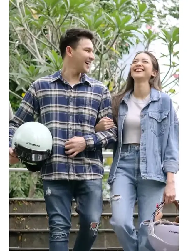6 Potret Jonathan Frizzy Bintangi Iklan Helm, Bonceng Mesra Ririn Dwi Ariyanti