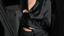 Kylie Jenner terlihat cantik   dengan pakaian yang ia kenakan saat jalan-jalan dengan Jordyn. (Backgrid/HollywoodLife)