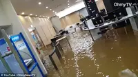 Ruangan perpustakaan sebuah kampus di Korea Selatan yang kebanjiran. (Daily Mail)