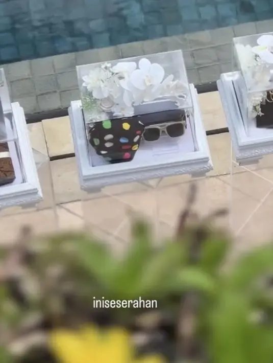 Kacamata hitam dengan bingkai warna abu-abu. Dengan pouch polkadot warna-warni [@iniseserahan]