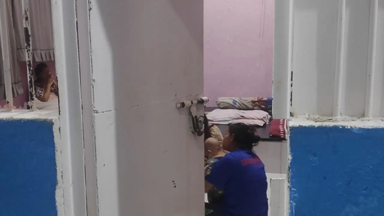 Seorang narapidana mengasuh bayi di penjara Lapas Perempuan Pekanbaru.