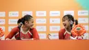 Pesenam putri Indonesia, Salsabilla Hadi Pamungkas (kiri) dan Alarice Mallica Prakoso bercanda saat konferensi pers dalam Kejuaraan Dunia Gimnastik 2025 di Indonesia Arena, Senayan, Jakarta, Selasa (21/10/2025). (Bola.com/Bagaskara Lazuardi)