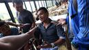Pemain Sriwijaya FC, Ferdinand Sinaga terlihat santai melayani pertanyaan wartawan usai menjalani sidang Komisi Disiplin di Hotel Century, Senayan. Jakarta, Jumat (4/12/2015). (Bola.com/Nicklas Hanoatubun)