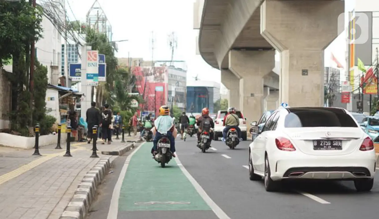 Pengendara sepeda motor melintasi jalur khusus sepeda di Jalan Fatmawati Raya, Jakarta, Rabu (22/1/2020). Kurangnya penerapan sanksi menyebabkan jalur khusus bagi pesepeda tersebut tidak steril dari kendaraan bermotor. (Liputan6.com/Immanuel Antonius)