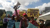 Koordinator Aksi AJI Palembang menyuarakan kecaman terhadap aksi intimidasi yang dilakukan anggota polisi terhadap wartawan perempuan di Palembang (Foto: Istimewa/Nefri Inge)