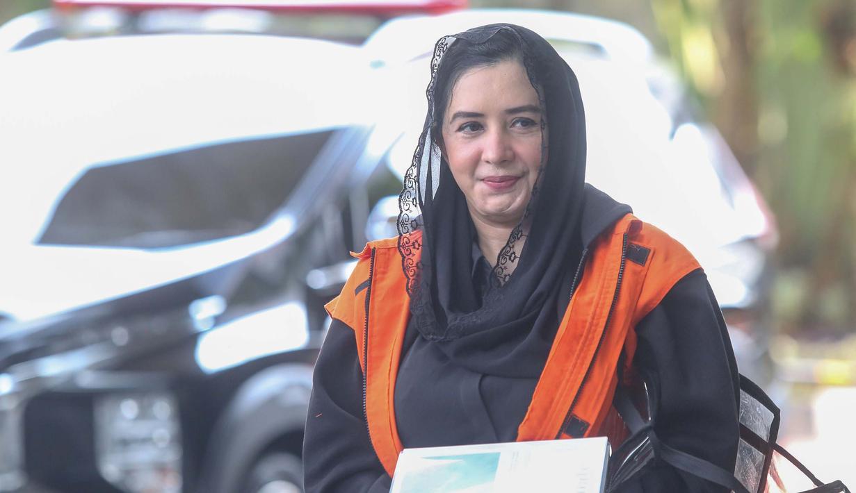 Fadia Arafiq yang kini berstatus tersangka datang membawa map putih dengan kawalan petugas keamanan. Tampak dalam foto, tersangka kasus dugaan korupsi pengadaan barang dan jasa outsourcing (tenaga alih daya) serta lainnya di lingkungan Pemerintah Kabupaten Pekalongan untuk tahun anggaran 2023–2026, Fadia Arafiq, saat tiba di Gedung Merah Putih Komisi Pemberantasan Korupsi (KPK), Jakarta, Rabu (29/4/2026). (merdeka.com/Arie Basuki)
