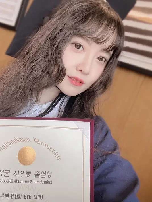 Aktris kelahiran 9 November 1984 ini melanjutkan S2 di KAIST setelah sebelumnya menyelesaikan pendidikan S1-nya dari Sungkyunkwan University jurusan film pada bulan Februari tahun ini. Awalnya, ia mendaftar pada tahun 2011, namun karena sibuk dengan karir aktingnya, Hye Sun tidak dapat menyelesaikan gelarnya hingga 13 tahun kemudian. (Liputan6.com/IG/@kookoo900)