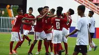 Para pemain Timnas Indonesia U-16 merayakan gol Sutan Zico saat melawan Timor Leste pada laga grup G Piala AFC U-16 di Stadion Rajamangala, Bangkok, Senin (18/9/2017). Timnas Indonesia U-16 menang 3-1. (Bola.com/PSSI)