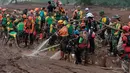 Terdapat sembilan alat berat jenis ekskavator dikerahkan untuk melakukan pencarian di sektor A dan sektor B. Tampak dalam foto, tim pencari dan penyelamat mencari korban yang terkubur longsor di Desa Pasirlangu, Cisarua, Kabupaten Bandung, Jawa Barat, pada 26 Januari 2026. (Aditya Aji/AFP)
