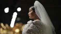 Model Gigi Hadid memakai koleksi Moschino Spring-Summer 2020 selama pekan mode di Milan, Italia (19/9/2019). Gigi tampil anggun dengan sentuhan apik pada balutan gaun pengantin berwarna putih untuk showcase unik yang terinspirasi oleh Alice In Wonderland. (AP Photo/Luca Bruno)