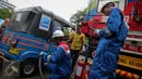 Petugas melakukan pengisian gas ke bajaj menggunakan Mobile Refueling Unit (MRU) atau SPBG Mobile yang baru diresmikan oleh PT Pertamina (Persero) di Lapangan Banteng, Jakarta, Senin (16/11). (Liputan6.com/Faizal Fanani)
