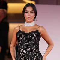 Georgina Rodriguez curi atensi tampil dengan tren bright under eye makeup look. [@patrickta].